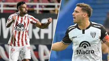 Dos futbolistas. Uno con camiseta a rayas rojas y blancas en acción de celebración. El otro con camiseta blanca y negra en un campo de juego