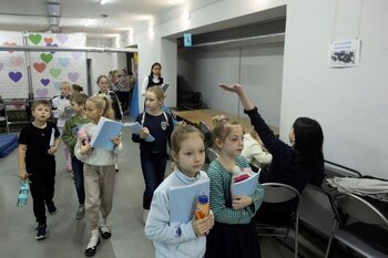 Alumnos abandonan el refugio de