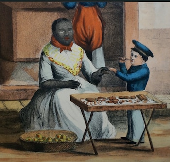 Una vendedora con empanadillas de