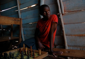 Phiona con el tablero en