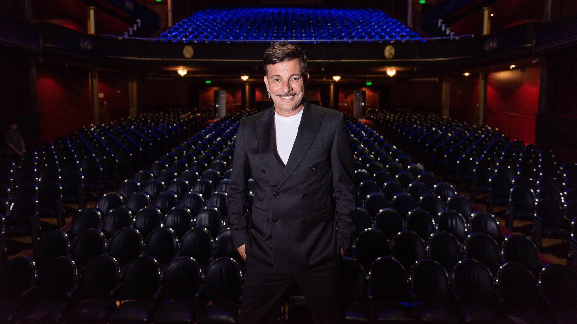 Bossi, donde las 1200 butacas del teatro Astral detrás: un desafío al que responde con el éxito de La Cena de los tontos (Crédito: Gustavo Gavotti)