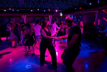 Varias personas bailan en una discoteca de Palma de Mallorca, en Baleares. EFE/ATIENZA