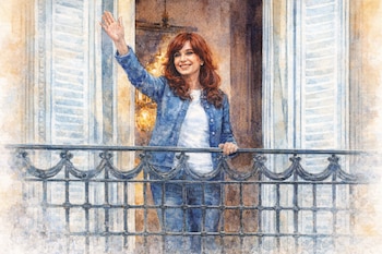 Acuarela de Cristina Kirchner en un balcón. Viste chaqueta de jean azul, sonríe y levanta la mano. Baranda de hierro forjado y ventanas con persianas.