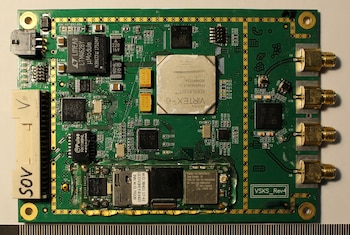 Una imagen sin fecha proporcionada a Reuters por el Centro para las Reformas de la Defensa de Ucrania muestra una placa de circuito recuperada en Ucrania de un dron ruso Orlan 10 que contiene microchips de fabricantes estadounidenses. Centro para las Reformas de la Defensa Ucrania/RUSI/Folleto vía REUTERS
