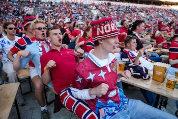 Hinchas de Noruega celebrando el triunfo de la selección ante Brasil (AP)