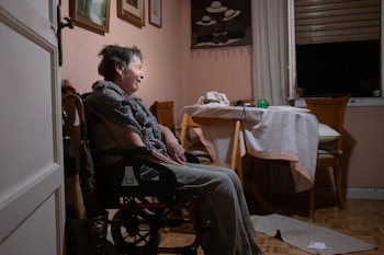 Maricarmen Abascal, de 87 años, momentos antes de que el fondo buitre que compró el piso la desahuciara en Madrid. (Fernando Sánchez / Europa Press)