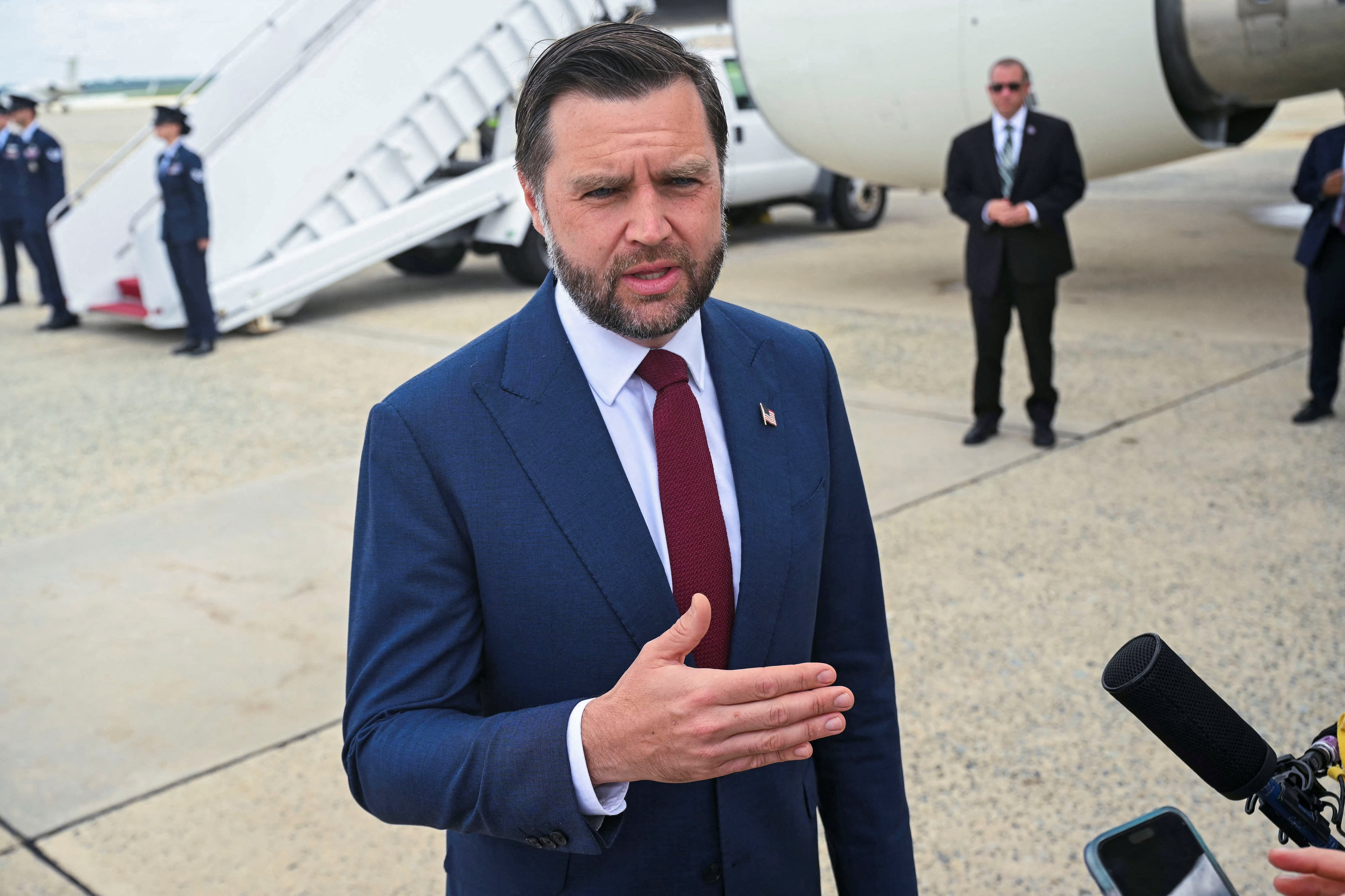El vicepresidente de Estados Unidos, JD Vance, habla con los medios antes de abordar el Air Force Two en la Base Conjunta Andrews en Maryland, EEUU, el 31 de agosto de 2026. Vance viaja a Michigan para hablar en un evento del super PAC MAGA Inc. en Sterling Heights. SAUL LOEB/Pool vía REUTERS