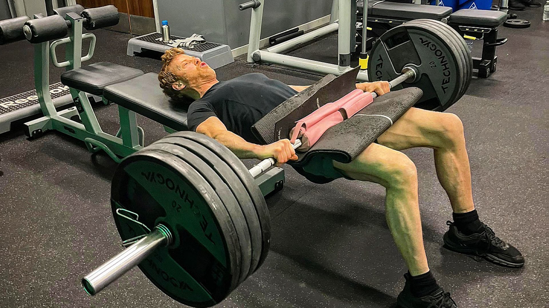 El programa de fuerza de Tom Aikens emplea superseries y ejercicios detallados como press de banca, sentadillas, burpees y saltos al cajón, con descansos planificados de 60 segundos (@tomaikens)