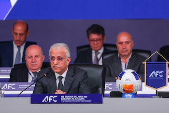 Asia pide que se debatan de forma transparente las iniciativas que impacten en el fútbol. Fotografía de archivo del 12 de abril de 2025, en la que puede verse al presidente de la AFC, Shaikh Salman bin Ebrahim Al Khalifa (c), durante un congreso regional. EFE/ FAZRY ISMAIL