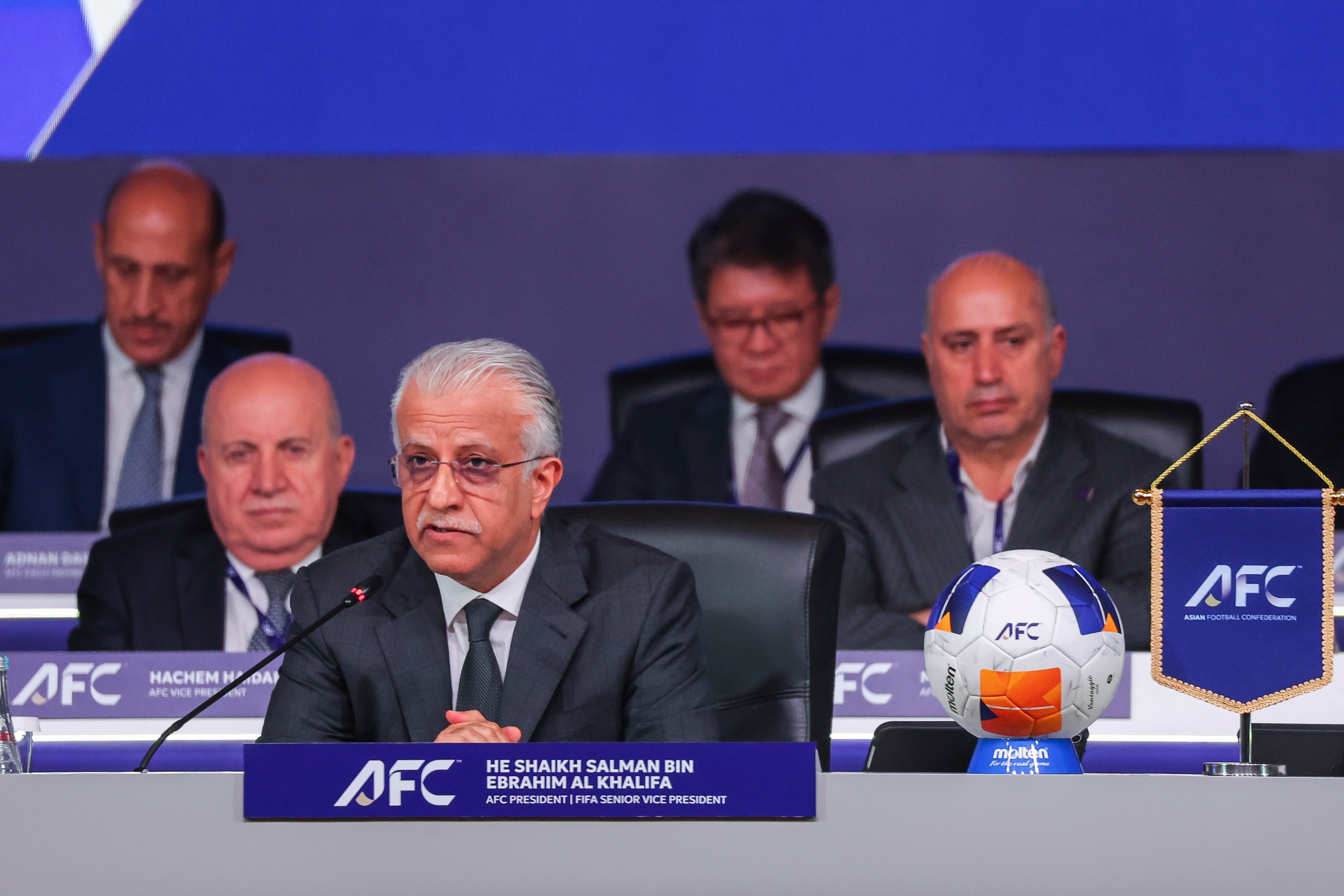 Asia pide que se debatan de forma transparente las iniciativas que impacten en el fútbol. Fotografía de archivo del 12 de abril de 2025, en la que puede verse al presidente de la AFC, Shaikh Salman bin Ebrahim Al Khalifa (c), durante un congreso regional. EFE/ FAZRY ISMAIL
