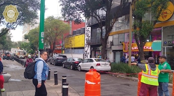 La circulación permanece cerrada en la calle Liverpool, en el tramo comprendido entre Avenida Florencia y Avenida Chapultepec.
(SSC)