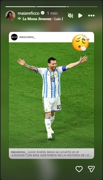 Lionel Messi, futbolista con camiseta número 10 de Argentina, sonríe y extiende sus brazos en un campo de juego verde