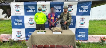 Las autoridades interceptaron a un hombre que transportaba nueve granadas de mortero artesanales y equipos de comunicación - crédito prensa Armada de Colombia