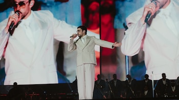 Bad Bunny en River, postales