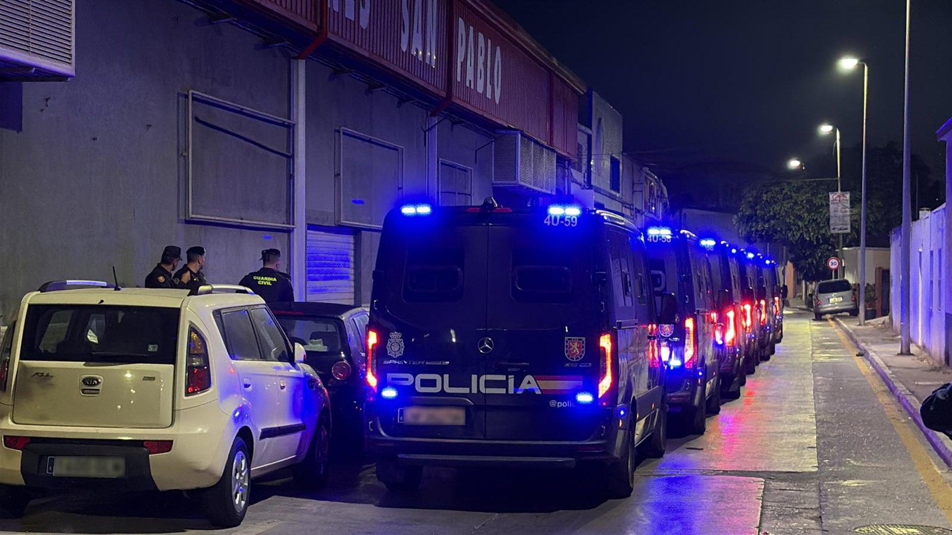 18/09/2026 Furgones de la Policía Nacional preparados por si fuesen necesarios durante el traslado de migrantes, a 18 de septiembre de 2026, en Ceuta (España). Las Fuerzas y Cuerpos de Seguridad del Estado (FCSE) han comenzado a realizar el traslado de los inmigrantes que se encuentran en las playas de el Trampolín y Benítez a las instalaciones del Puerto que se han realizado durante los últimos días.POLITICA Gabriela Sardá Núñez - Europa Press