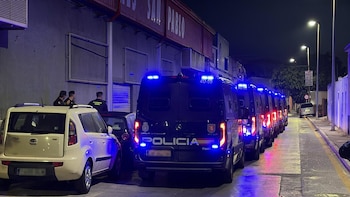 18/09/2026 Furgones de la Policía Nacional preparados por si fuesen necesarios durante el traslado de migrantes, a 18 de septiembre de 2026, en Ceuta (España). Las Fuerzas y Cuerpos de Seguridad del Estado (FCSE) han comenzado a realizar el traslado de los inmigrantes que se encuentran en las playas de el Trampolín y Benítez a las instalaciones del Puerto que se han realizado durante los últimos días.
POLITICA
Gabriela Sardá Núñez - Europa Press