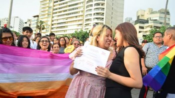 Colectivo organiza bodas simbólicas LGTB