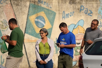 Las mujeres son mayoría entre los votantes en Brasil. A lo largo de la historia tuvieron el voto prohibido, no obligatorio y solo permitido con permiso de maridos. (Foto AP/Eraldo Peres)