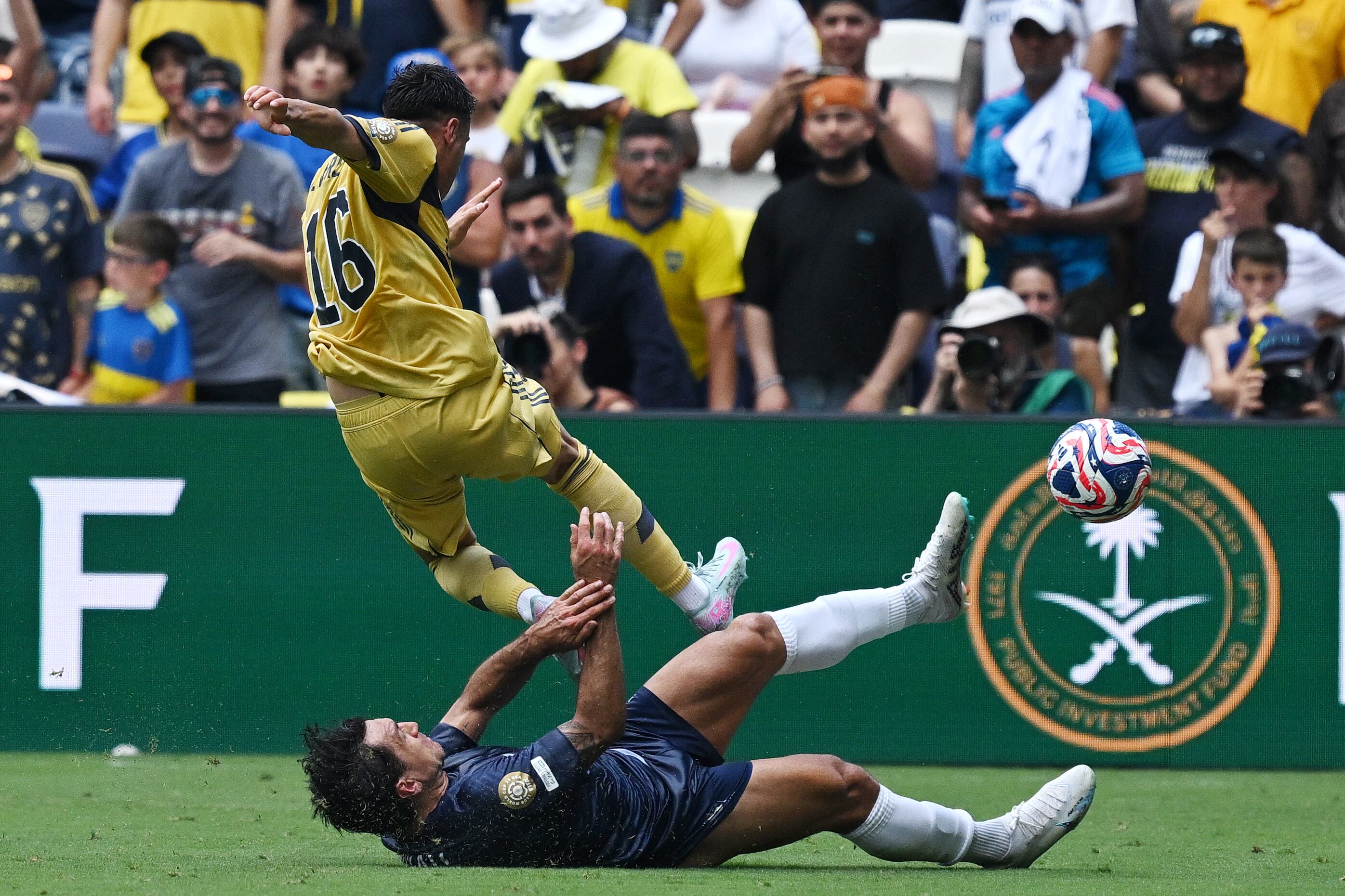 Miguel Merentiel remata ante Nikko Boxall