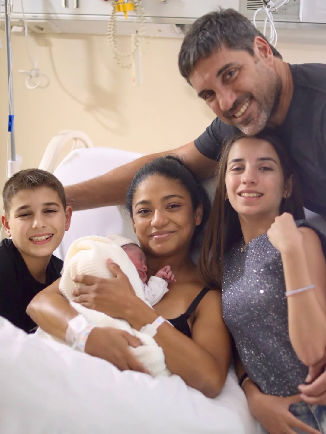 En la clínica, Kate junto a su hija recién nacida, los hermanos de la pequeña y su pareja (Instagram)