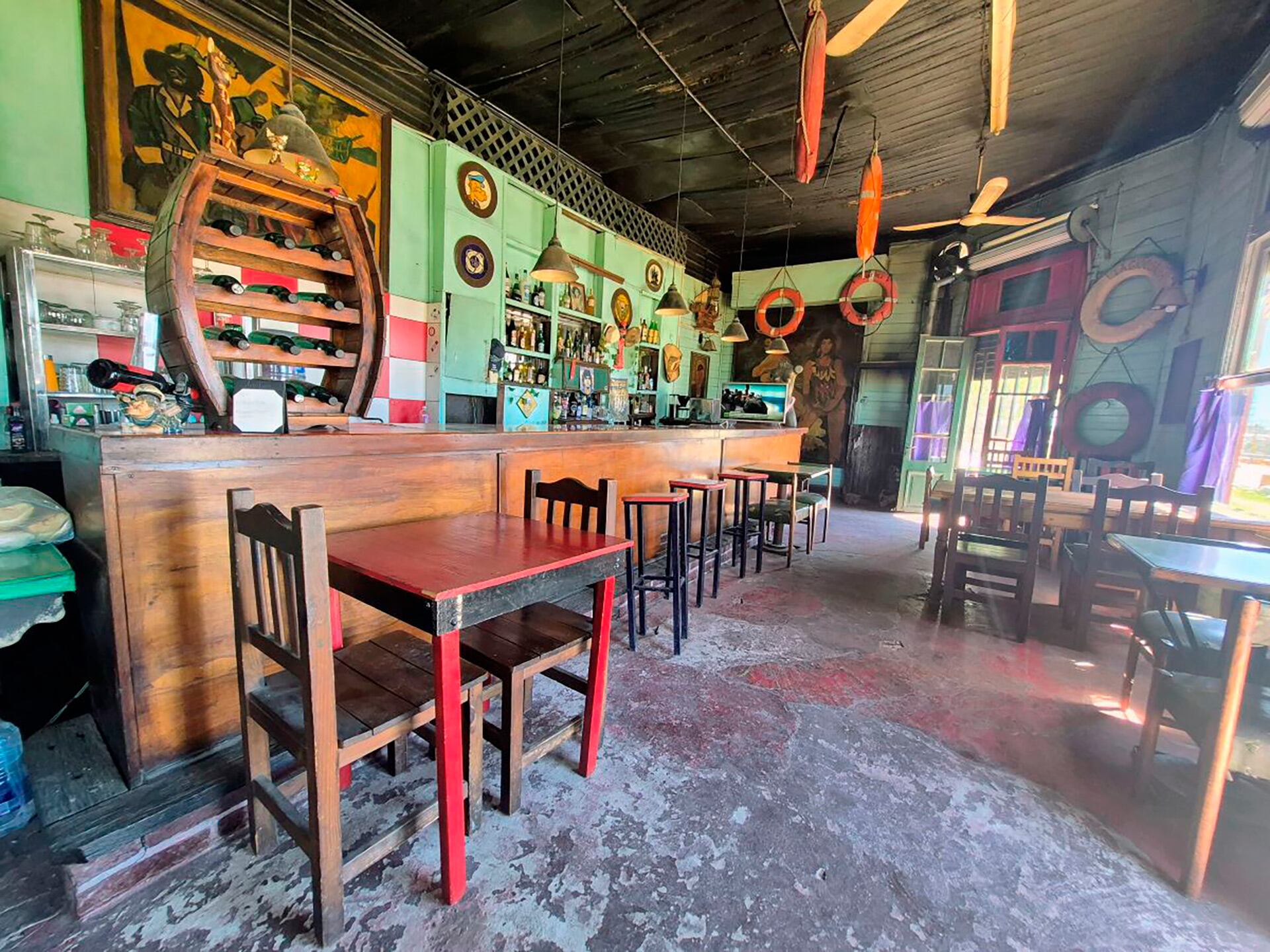 El local mantiene su decoración original, con objetos náuticos, murales y vistas únicas al canal Dock Sud