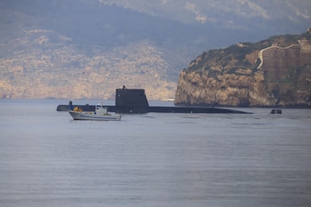 Imagen del submarino ‘Galerna’ (S-71), buque insignia de la clase S-70 de la Armada, saliendo para unirse a la misión 'Noble Shield' (Ministerio de Defensa)