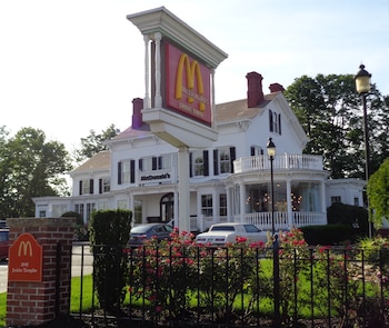 La Casa Denton, ahora un restaurante McDonald's, en New Hyde Park, Condado de Nassau, Nueva York. Foto: https://commons.wikimedia.org/wiki/File:Denton_House_LI_01.jpg