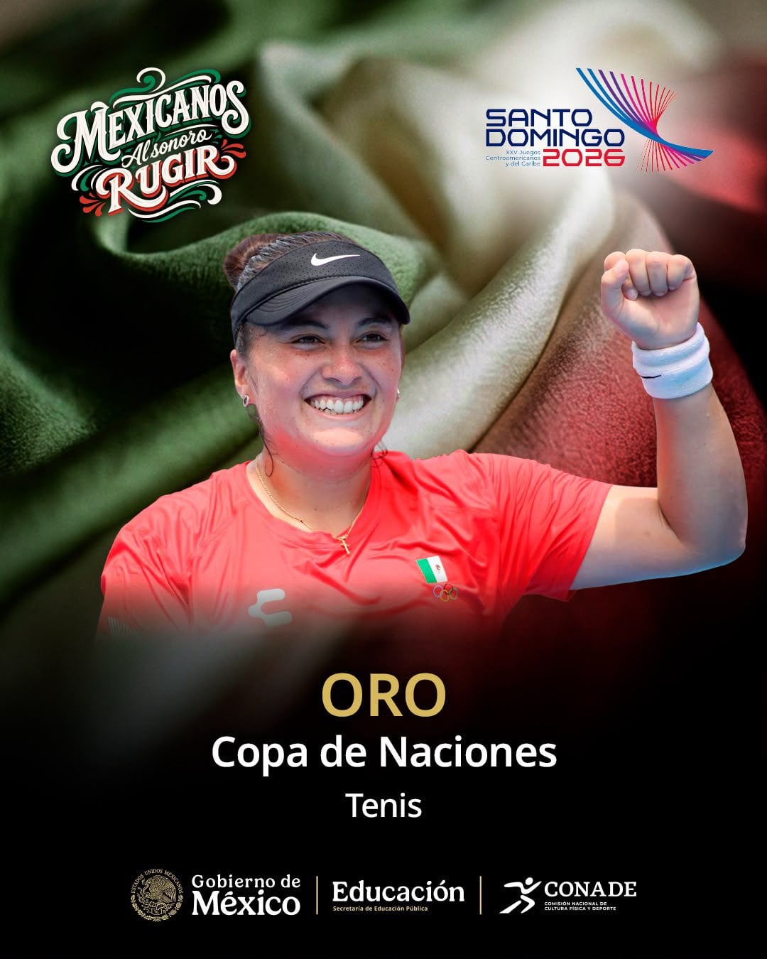 Una tenista mexicana celebra la obtención de una medalla de oro en la Copa de Naciones, con los logotipos de Santo Domingo 2026 y el Gobierno de México al fondo. (X / CONADE )