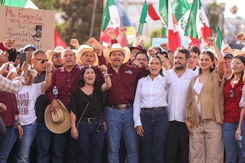 La dirigencia de Morena llega al Palacio de Gobierno de Chihuahua.