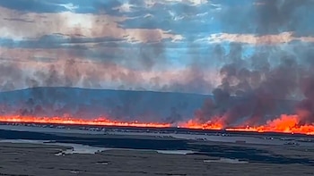 Incendio de grandes dimensiones arrasa los totorales de los Uros y amenaza con alcanzar viviendas de las islas en Puno