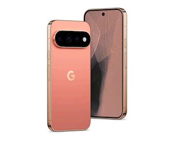 Dos teléfonos móviles color cobre. Uno frontal con pantalla encendida y cámara perforada. Otro posterior con logo "G" y barra de cámara triple