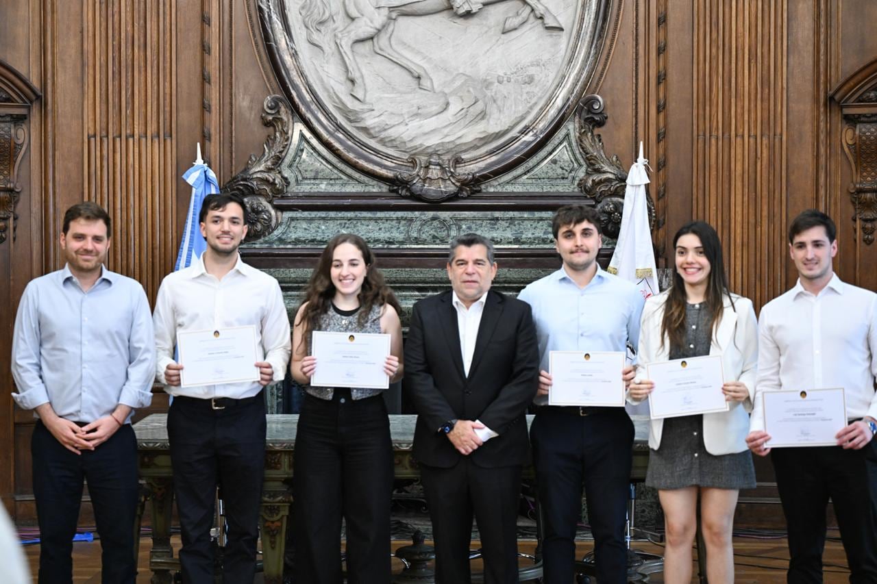 El acto en la Legislatura porteña reunió a autoridades universitarias y legisladores para homenajear a los estudiantes de la UBA