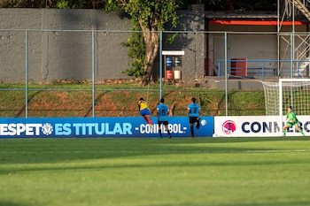 Maithé López disparando a la