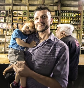 Julián Gómez junto a su