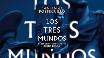 La portada del libro 'Los Tres Mundos' de Santiago Posteguillo, con una figura romana en tonos azules y fondo extendido difuminado.