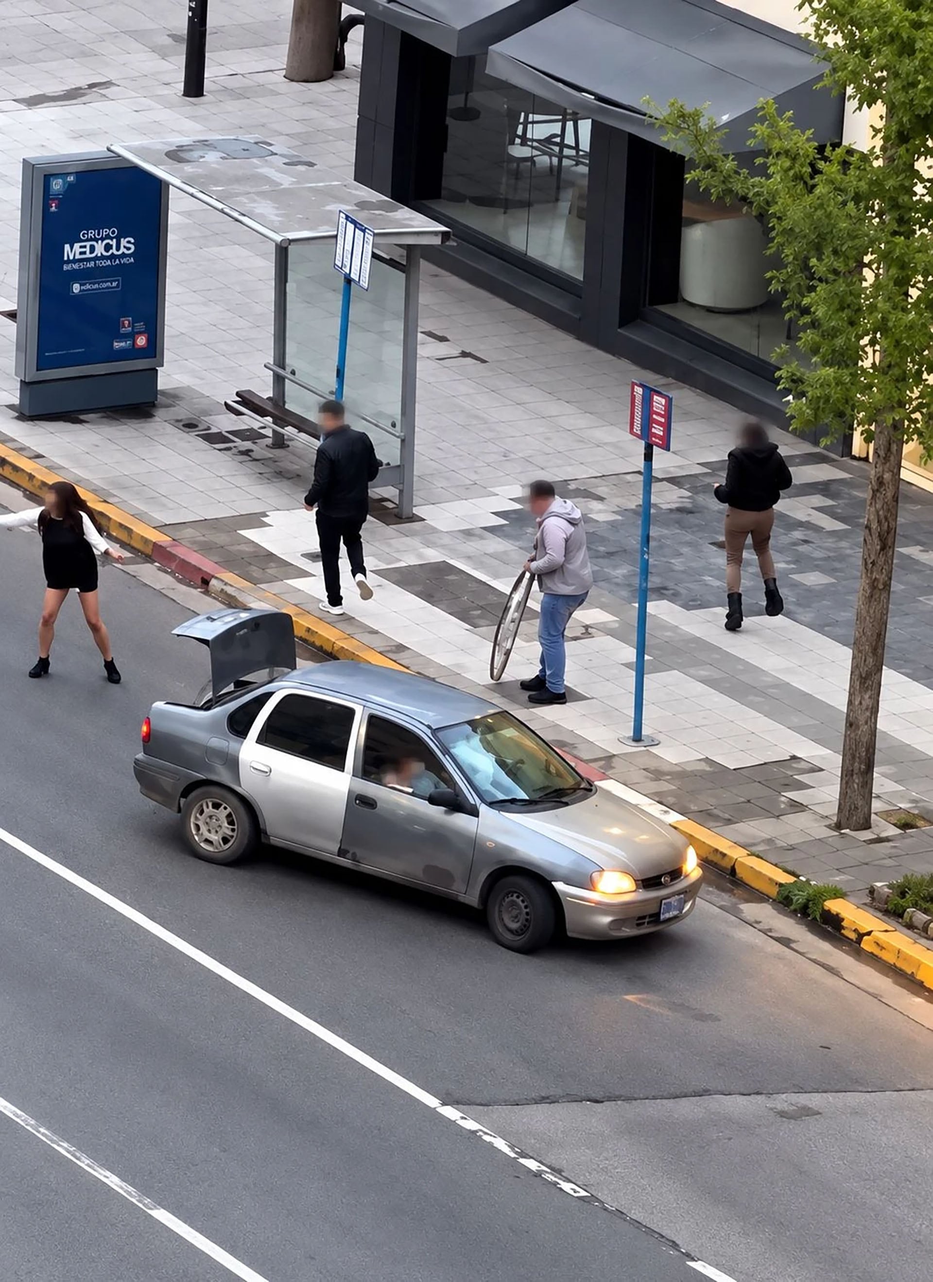 En medio de la batalla campal, un auto realizó un giro en U y circuló en contramano para intentar salir del lugar