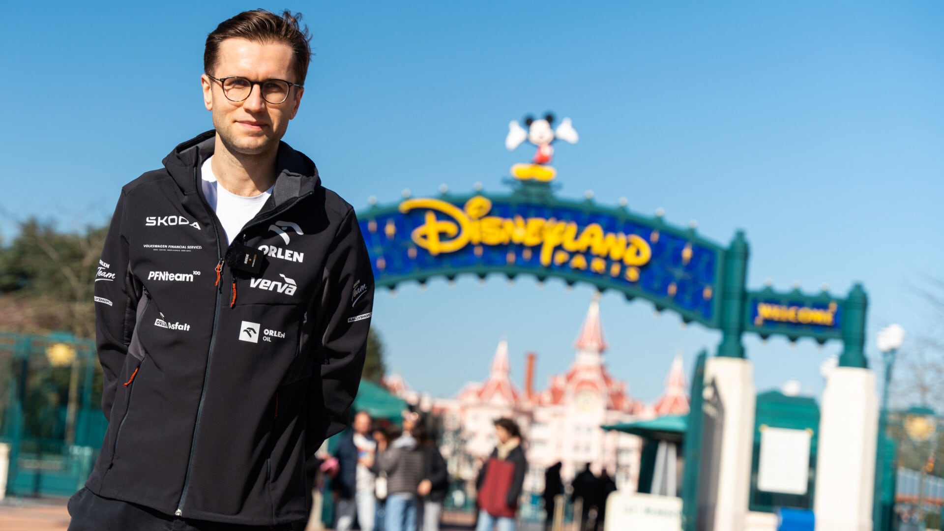 Miko Marczyk en la línea de meta, en Disneylando Paris, luego de hacer más de 2.800 km sin parar a recardar gasoli