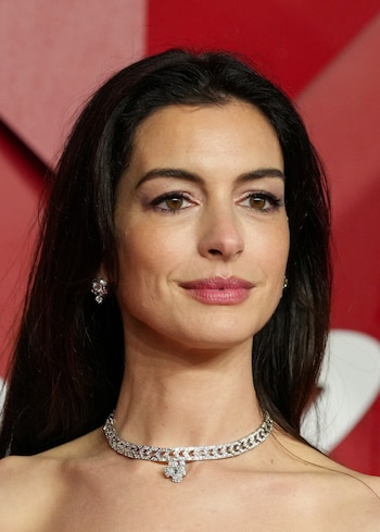 Hathaway reconoce que valora y aprecia su vista tras superar una catarata que la dejó prácticamente ciega legalmente (REUTERS/Maja Smiejkowska)