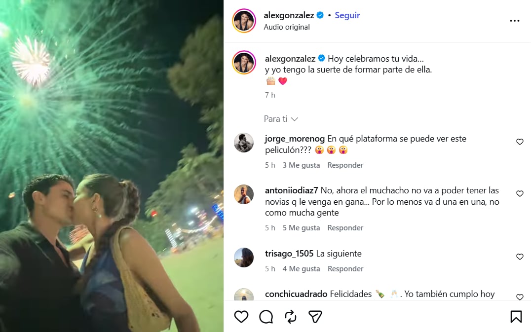 El beso de Álex González y Carla Virgós (Instagram)