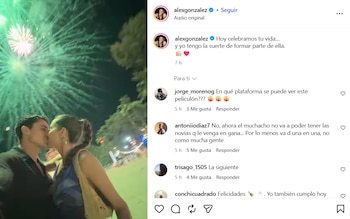 El beso de Álex González y Carla Virgós (Instagram)