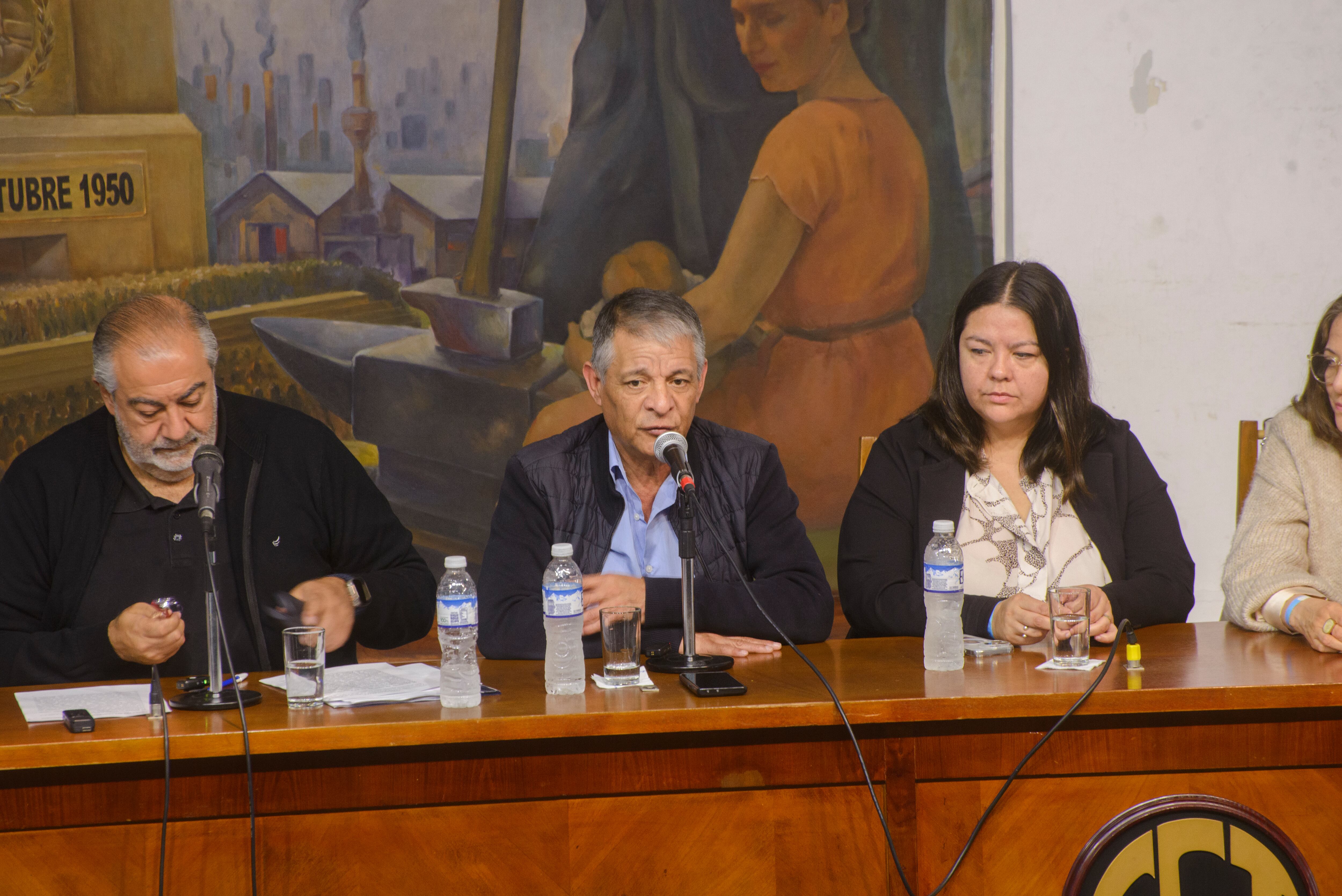 Octavio Argüello habla durante el confederal de la CGT antes de recibir elogios de Hugo Moyano