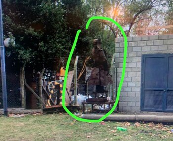 La escultura se encuentra dentro