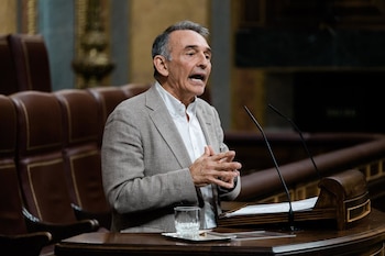14/07/2026 El diputado de Sumar Enrique Santiago interviene durante una sesión plenaria extraordinaria, en el Congreso de los Diputados, a 14 de julio de 2026, en Madrid (España). El Congreso se enfrenta hoy, entre otros asuntos, al primer debate y votación del Acuerdo del Gobierno que fija las metas de estabilidad presupuestaria y de deuda pública para el periodo 2027-2029, además del límite de gasto no financiero del Estado para 2027. Ambas votaciones son el paso previo a la presentación del proyecto de Presupuestos que el Gobierno calcula que llevará ante el Congreso a la vuelta del verano.
POLITICA
Carlos Luján - Europa Press