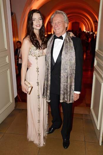 Dennis Taylor con Anya Taylor-Joy