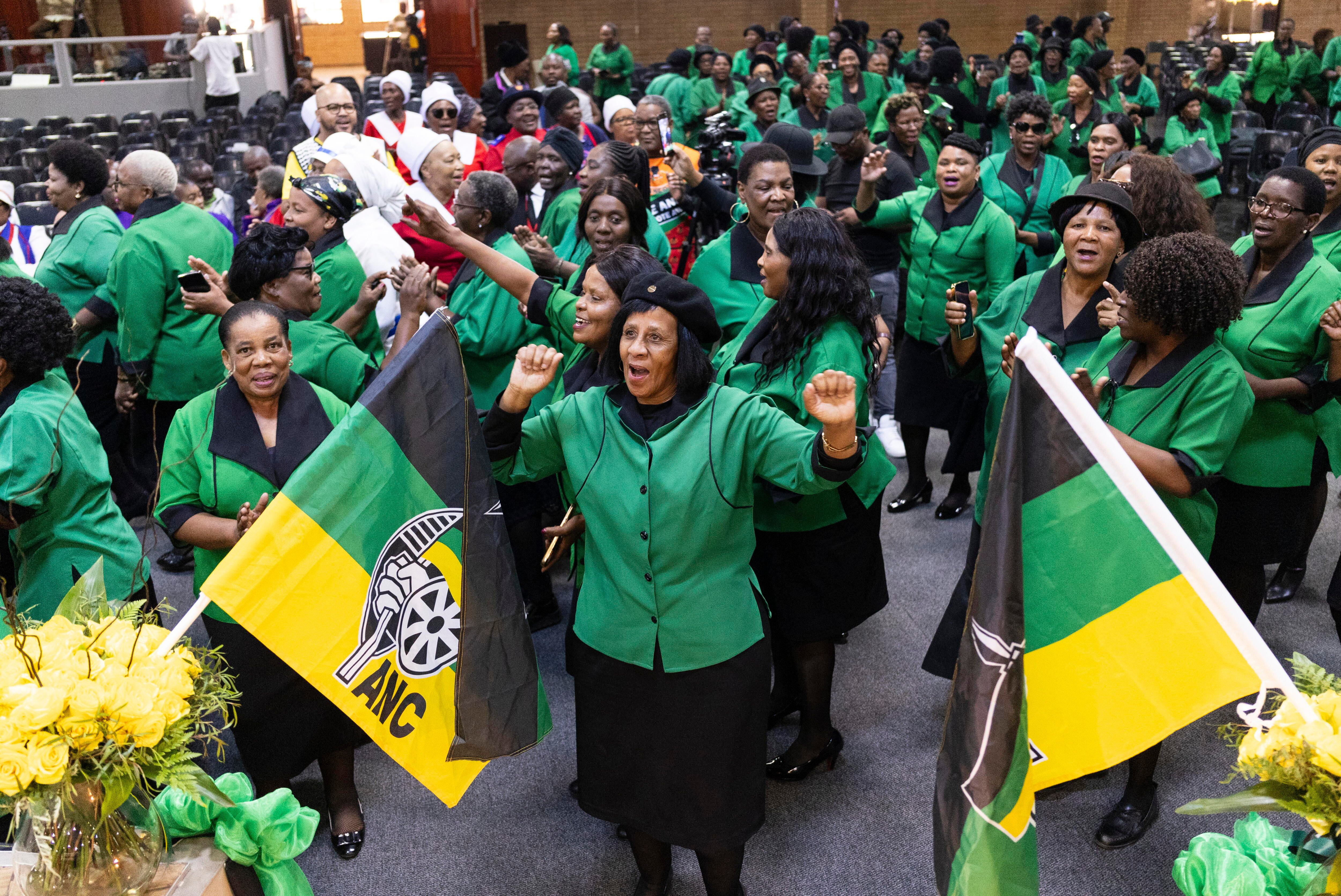 Miembros de la Liga de Mujeres del CNA se reúnen durante un evento electoral y de oración del partido celebrado en Johannesburgo (EFE/EPA/KIM LUDBROOK)
