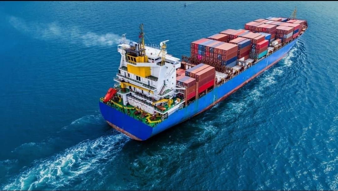 Cuando una economía pequeña exporta bienes que el resto del mundo también produce con facilidad, pierde poder de negociación. Los jornaleros y pequeños productores terminan cobrando muy por debajo de sus pares en países con mayor escala, no por falta de esfuerzo sino por el diseño mismo del modelo.