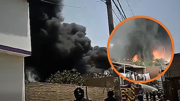 Incendio consume almacén de plásticos
