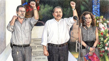 Ilustración de tres personas: un hombre con barba, Daniel Ortega y Rosario Murillo. Dos hombres levantan el puño. La mujer está junto a un micrófono y un cartel con fecha.