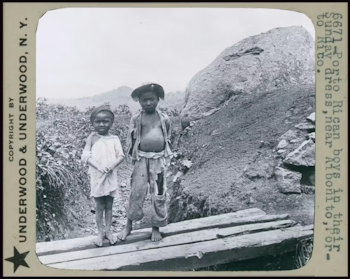 Niños puertorriqueños en traje de