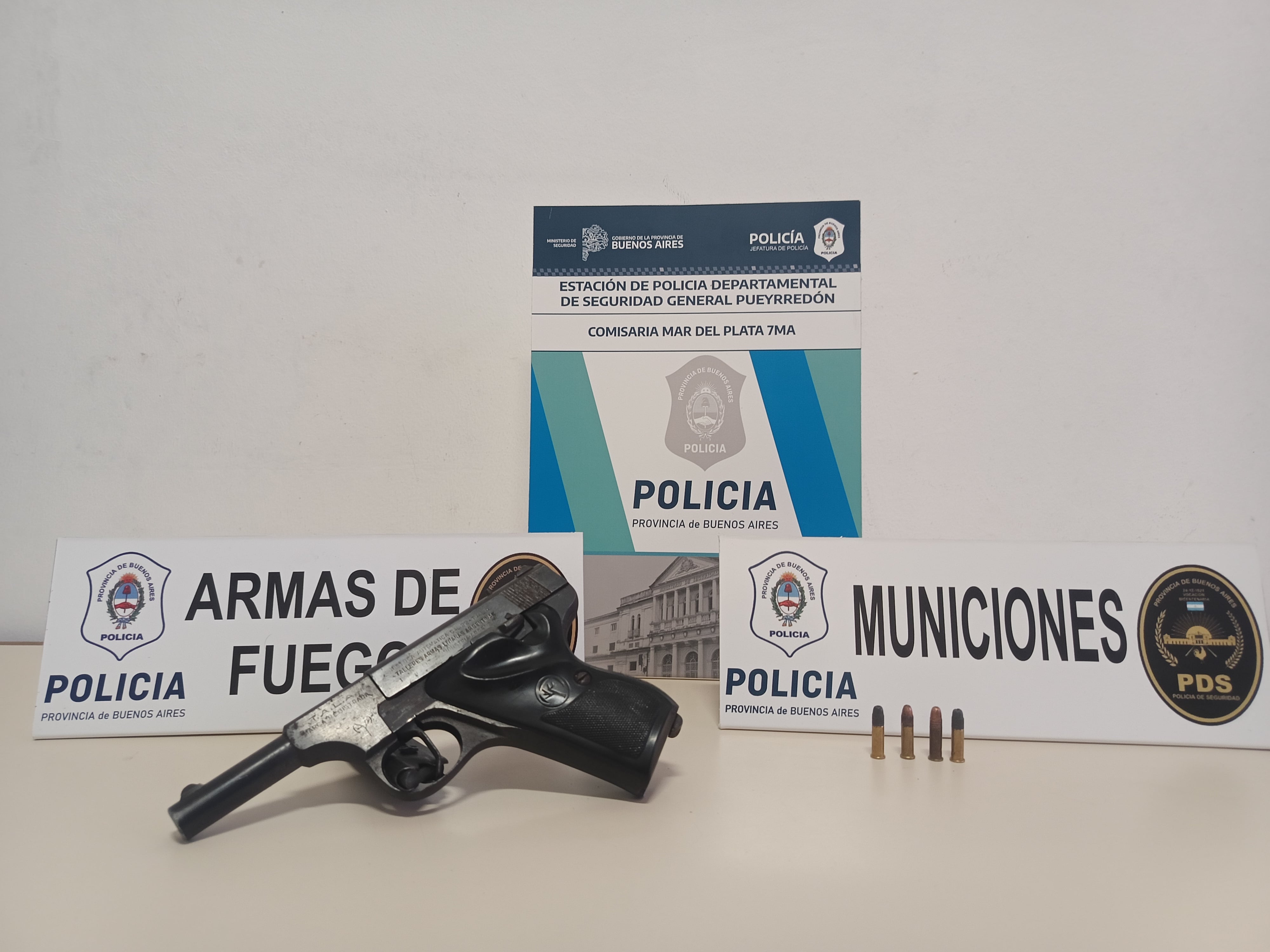 Durante los procedimientos, las autoridades secuestraron una pistola semiautomática